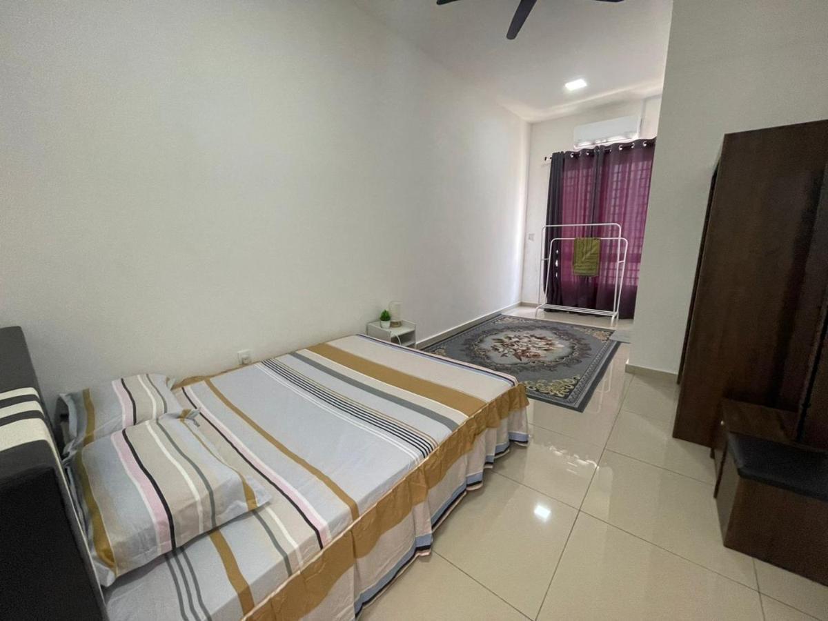 Safiyya Homestay Keluang Kültér fotó